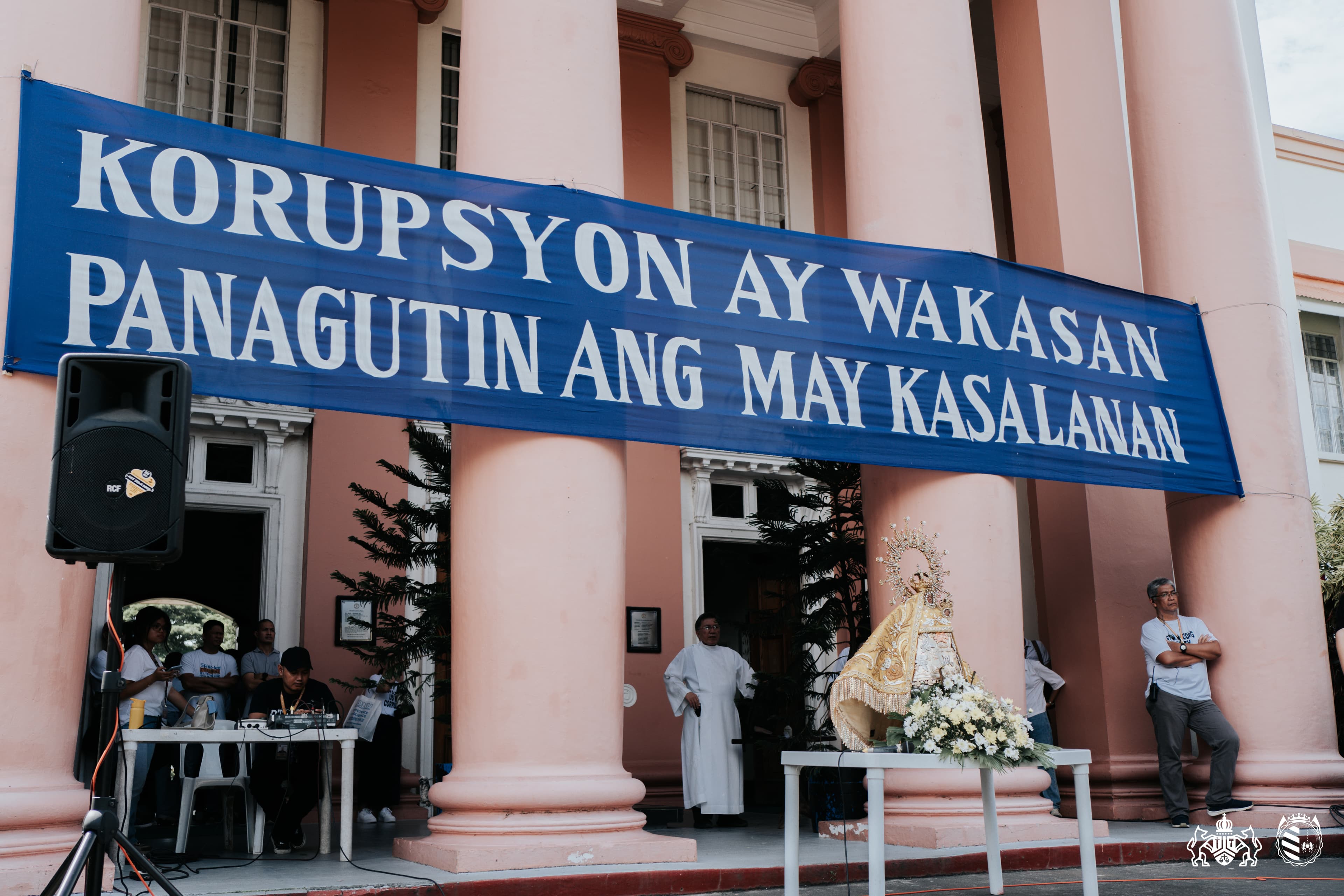 Atenean students crossing the campus quadrangle
